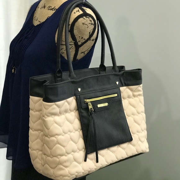 Betsey Johnson Handbags - 🛍NWOT Betsy Johnson large quilted handbag